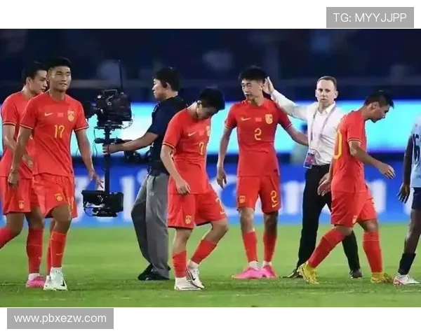 中国足球队备战亚洲杯，全力冲击四强目标，教练团队加强战术调整